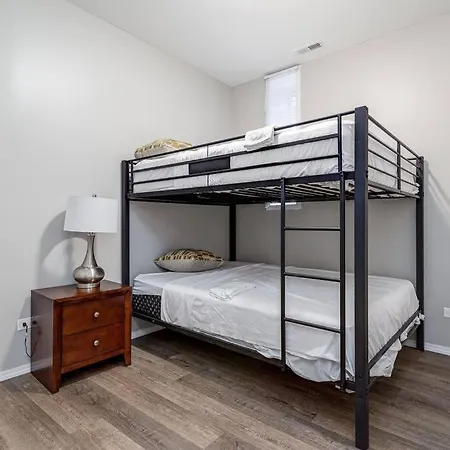 Suite 1 On Southport 4 Queen Beds
